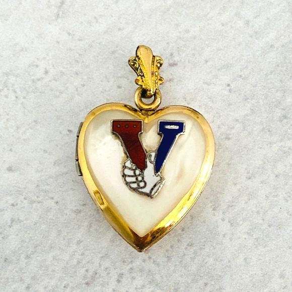 Vintage Victory Sweetheart Locket Gold Filled WWII Enameled Hand Holding V MOP - Picture 1 of 6